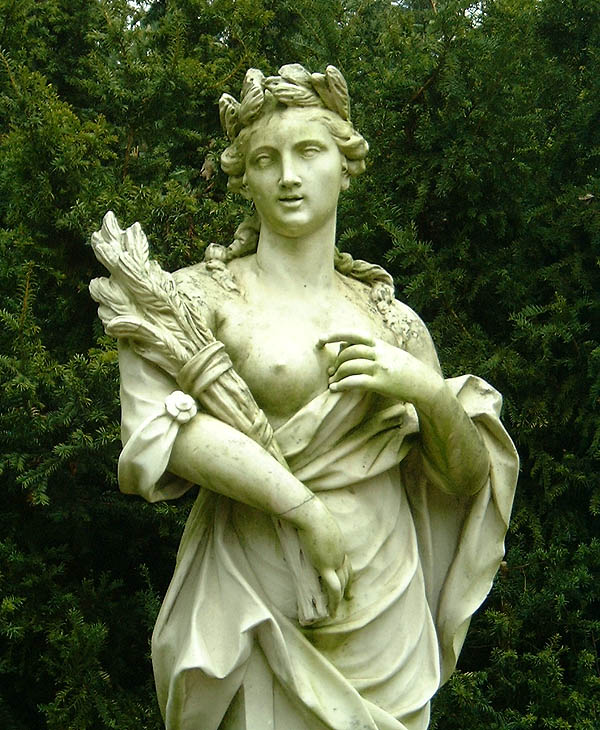 Восемь богинь и женщина http://www.avenue-charmyrose.com/wp-content/uploads/2010/09/Demeter-greek-mythology-687072_600_730.jpg